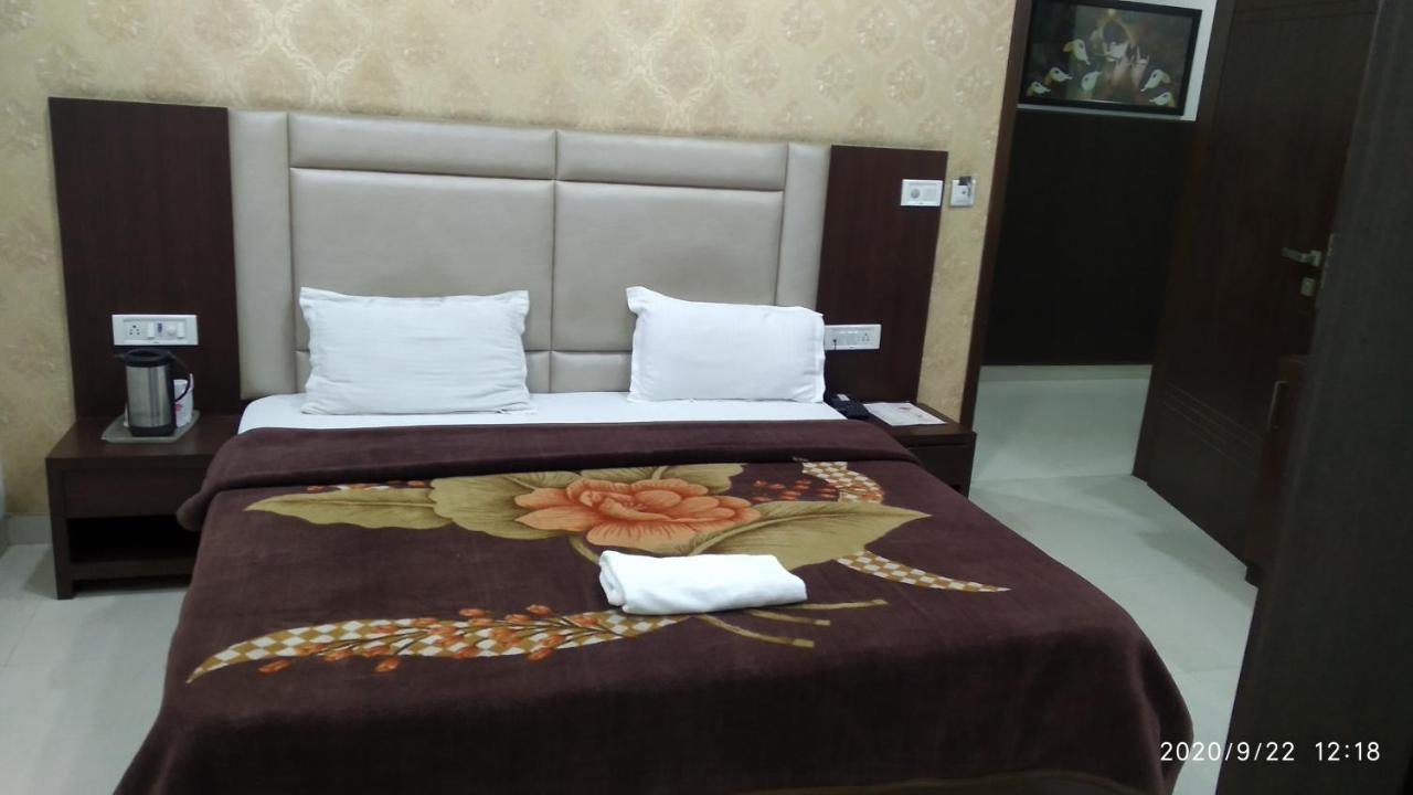Hotel Popular Amritsar Bagian luar foto