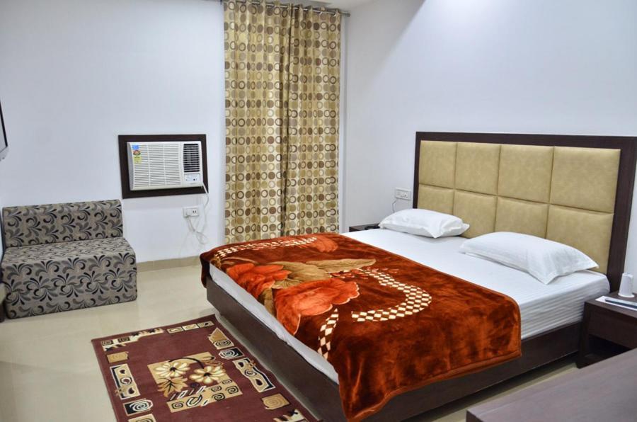 Hotel Popular Amritsar Bagian luar foto