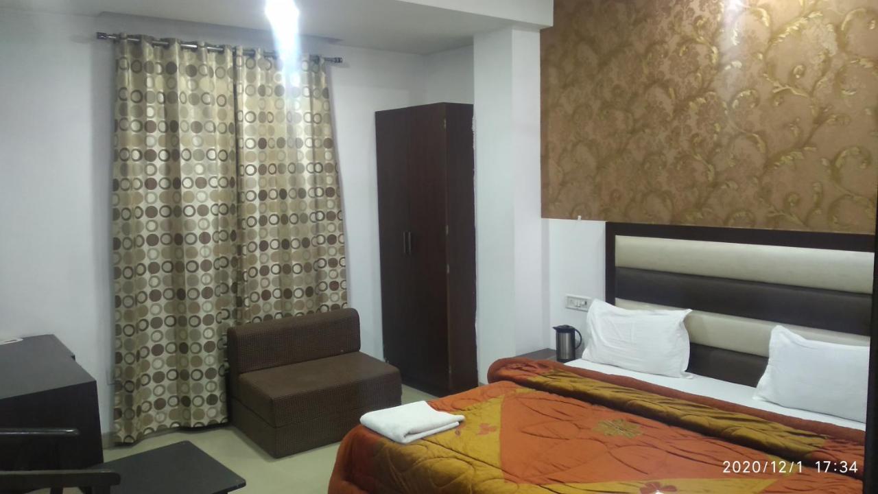 Hotel Popular Amritsar Bagian luar foto