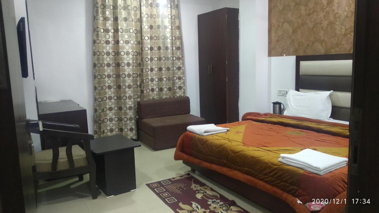Hotel Popular Amritsar Bagian luar foto