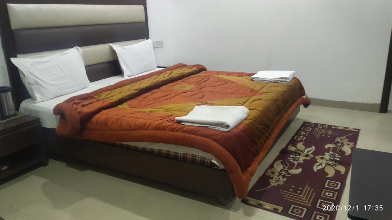 Hotel Popular Amritsar Bagian luar foto